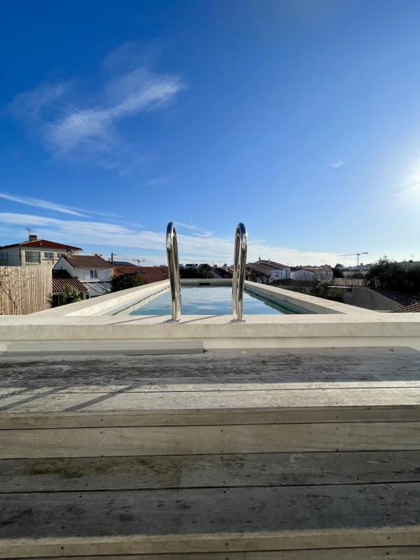 Maison d’architecte contemporaine T5 avec piscine suspendue et prestations de prestige – 150.92m²